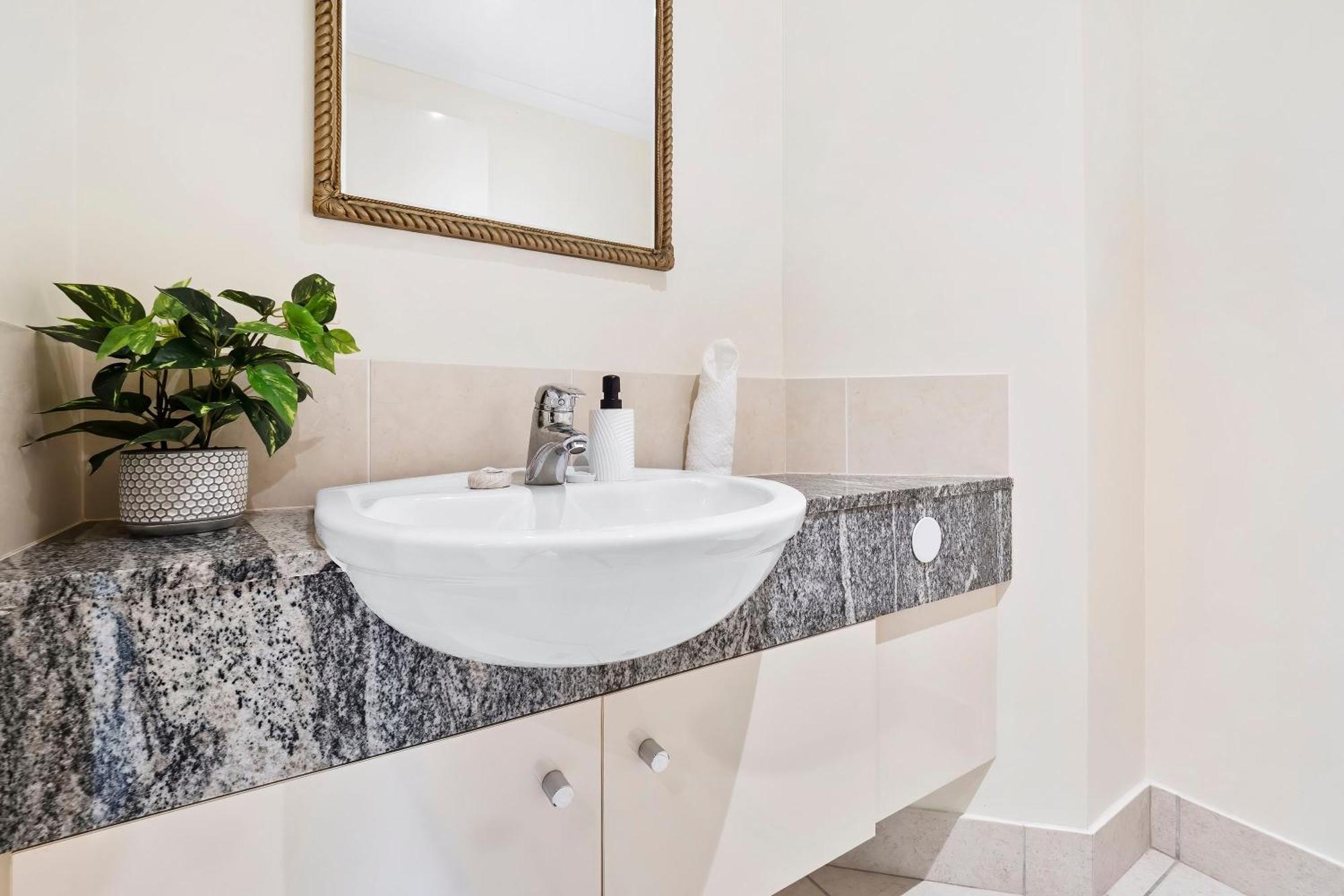 Arlington Apartments Clifton Beach Ruang foto